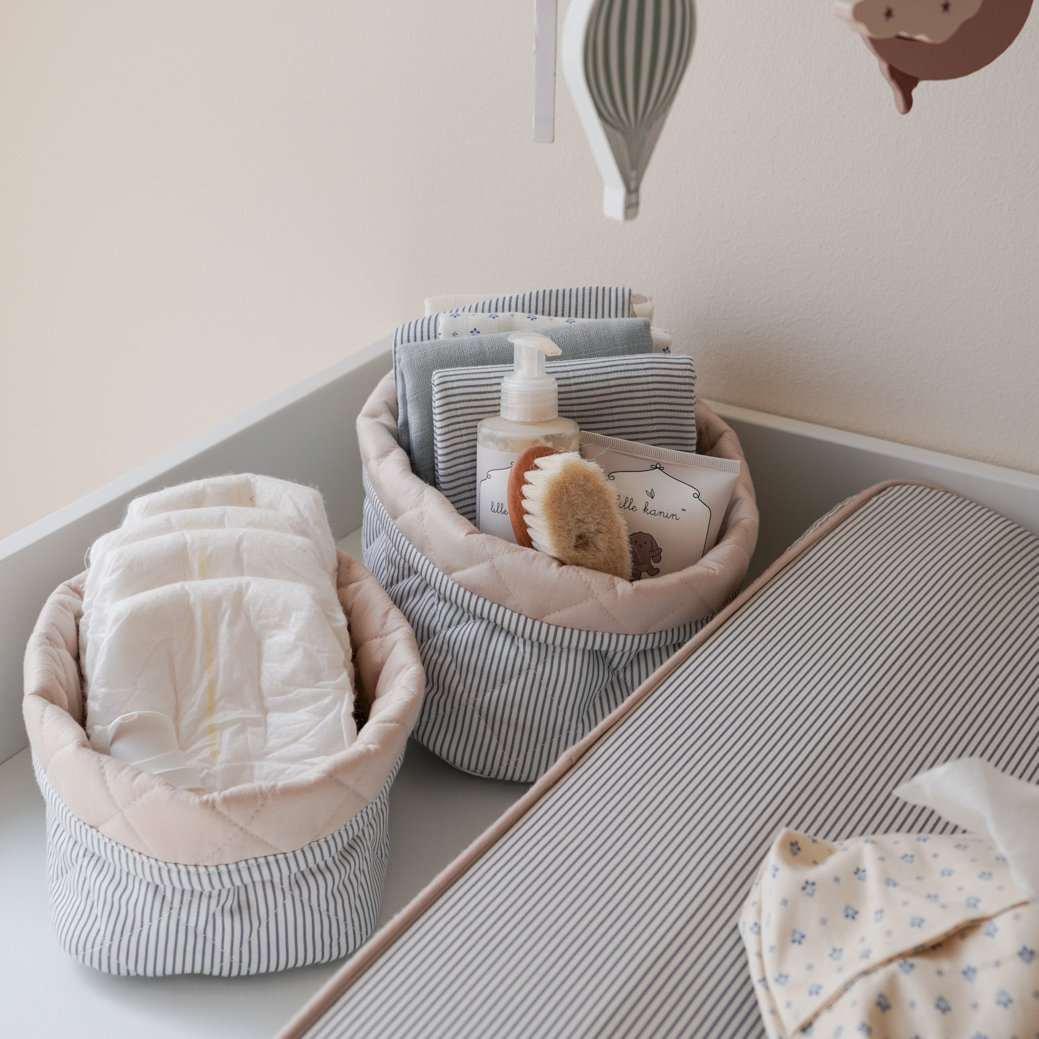 Quiltet Opbevaringskurv, Sæt af 2 - OCS Classic Stripes Blue, Praline